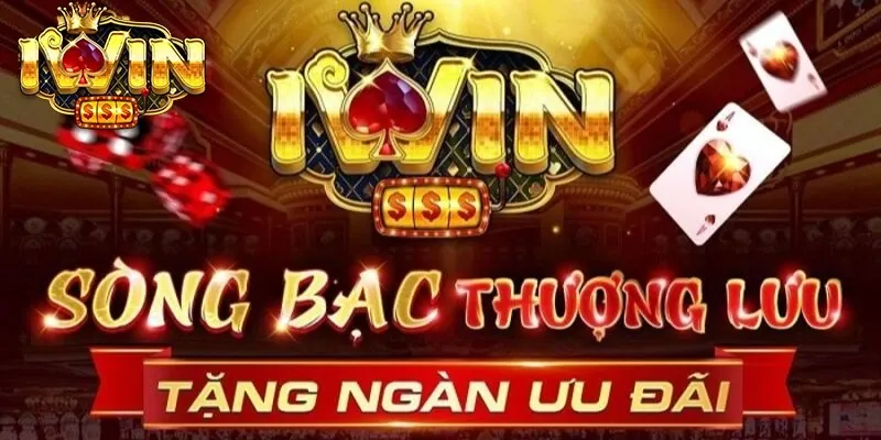 Bàn chơi Poker với chip và bài